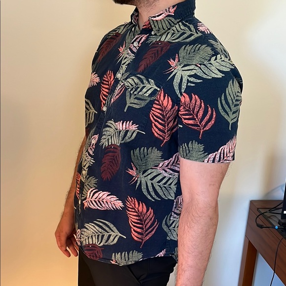 Old Navy Size L Men's Leaf Print Button Down Slim Fit Shirt - Picture 4 of 6